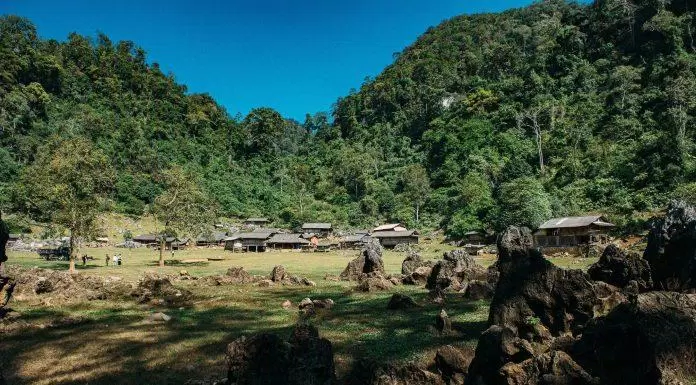 Một ngôi làng "nguyên thủy" nghĩa đen - Ảnh: Quang Kiên